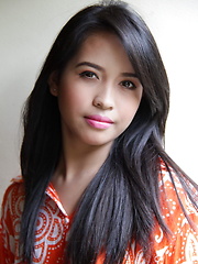 18 year old Elaine proudly shows her nubile body