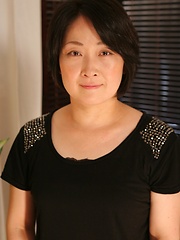 Japanese mature relasxin on the massage table