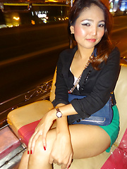 Sultry Thai babe seductively strips nude to tease camera